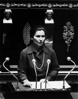 Simone Veil, une ministre face à l'assemblée pour la dépénalisation de l'IVG